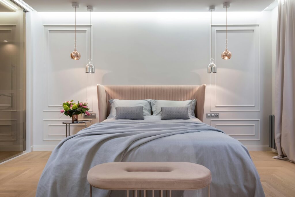 pexels-photo-6782567-6782567 A modern and luxurious bedroom with elegant decor and lighting, featuring a plush bed and tasteful furnishings.